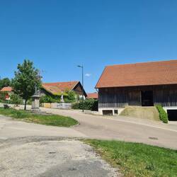 Mittagspause vor dem Gemeindehaus,
