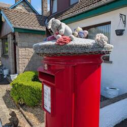 Knitted decorations for post box