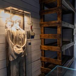 Im Inneren befindet sich eine kleine Ausstellung zum Lager