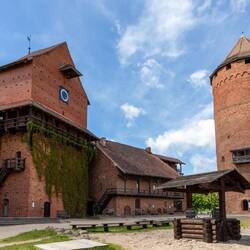 Rechts der Bergfried
