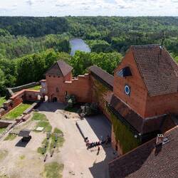 Blick vom Bergfried auf den Burghof und die Umgebung des Gaujatals