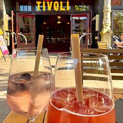vor dem Theaterbesuch noch ein Cocktail