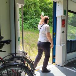 Die freundliche Schaffnerin genießt ihre Arbeit.