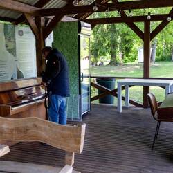 Herbert spielt Klavier, zwei davon mitten im Wald