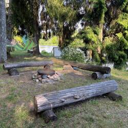 Feuerstelle und Hängematten