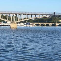 Von der Fußgängerbrücke bietet sich ein herrlicher Blick auf die Stadt