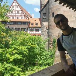 René freut sich, dass er ungeschoren am Henker vorbeikommt