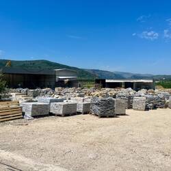 L'industrie de la carrière et de la pierre est bien présente dans la région