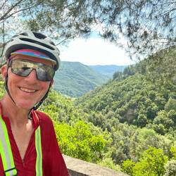 Encore une superbe route, pas trop fréquentée en surplomb de la rivière