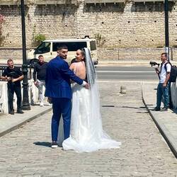 Clin d'œil aux mariés qui se font photographier sur le pont de Bérat