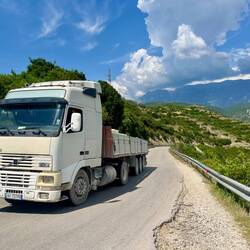 Je croise de nombreux camions chargés d'énormes blocs de pierre
