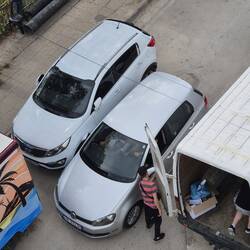 Mit parkenden Autos die Straßen enger machen