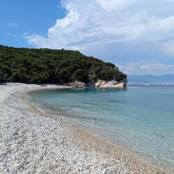 An diesem Strand waren wir baden. Glasklares Wasser aber leider Kiesstrand. Bissl Aua für die Füße