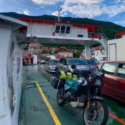 Erst in Montenegro ist wieder Fotowetter, auf der Kamenari Fähre.