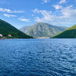 Schmaler Durchgang des Fjords in die Bucht von Kotor