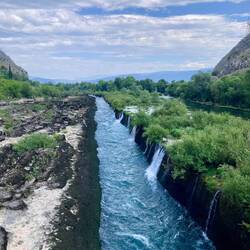 Der Neretva Fluss fällt seitwärts in den natürlich entstandenen Bunski Kanal