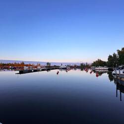 Blick vom Boot in den Hafen