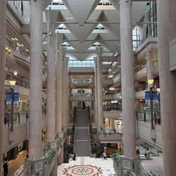 Shoppingcenter Landmark Plaza beim Landmark Tower - leer wie die Mall of Switzerland in Ebikon ...