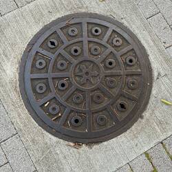 A dignified manhole cover for Kyōto