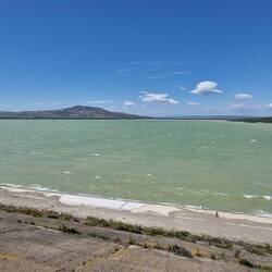 Stausee auf halber Strecke Dalis Reservoir, schmaler Weg und starke Windböen