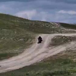 Gut durchgeschüttelt über Schotterpiste, Steppe und Sand up and down