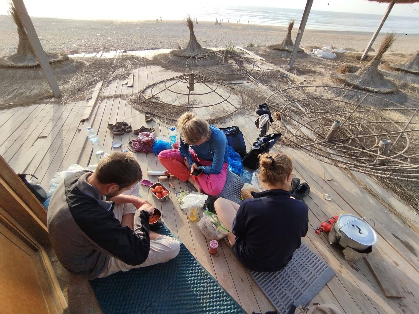 Abendessen kochen am Strand von Tamri
