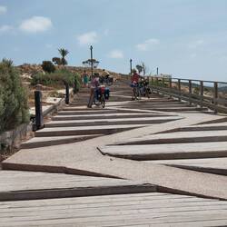 Die Strandpromenade ist nicht für Fahrräder ausgelegt, aber man kann da entlang