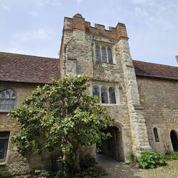 Zum Innenhof gelangt man durch das in den 1480er Jahren errichtete Torhaus