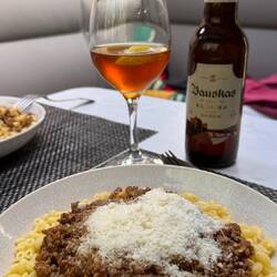 Finnisches Gehacktes kombiniert mit Schweizer Hörnli, estnisches Apfelmus und lettisches Bier ☺️