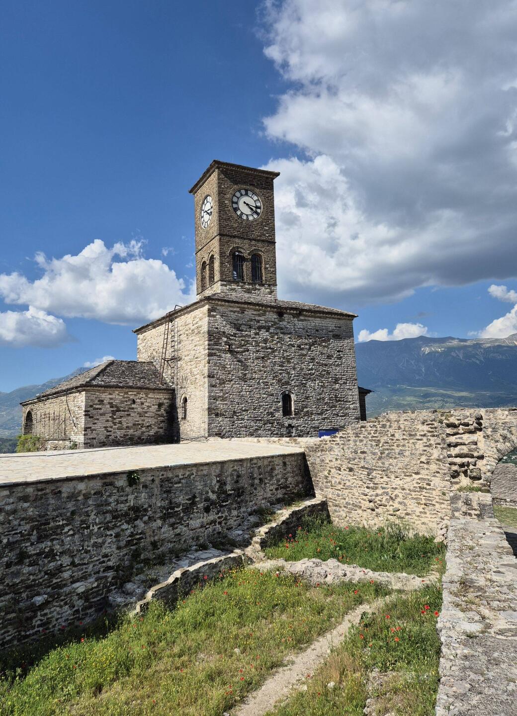 Uhrturm der Burganlage in Gjirokaster