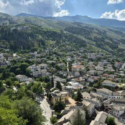 Blick auf Altstadt und Berge