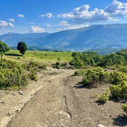 Descente dans la vallée avec un tout autre paysage