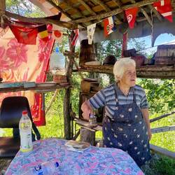La petite dame qui se démène pour faire du café