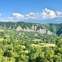 Ici, la vue est plus dégagée, et il y a moins de végétation