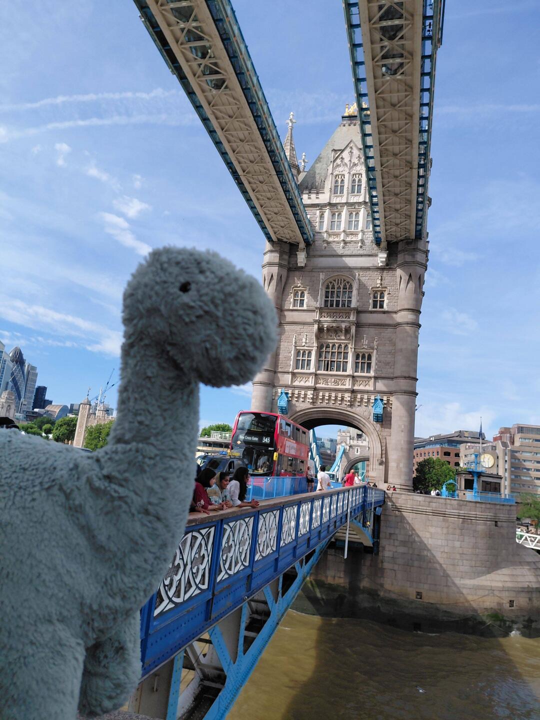 Bronti bei der Tower Bridge