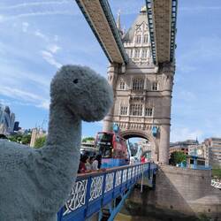 Bronti bei der Tower Bridge