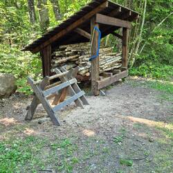 Kostenloses Birkenholz für die vielen Feuer- und Grillstellen.