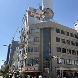 Der Kopf des Koches auf dem Dach markiert die Kappabashi Strasse.