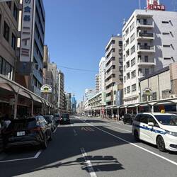 Die Kappabashi-Strasse mit den Arkaden.