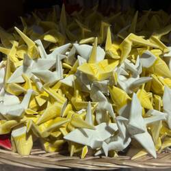 Origami-Kranich als Essstäbchen-Halter, der Kranich steht für Liebe, Treue und Unsterblichkeit.