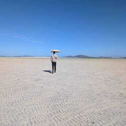 Strand Wanderung bei strahlendem Sonnenschein nur echt mit Oma Anneliese's Schirm
