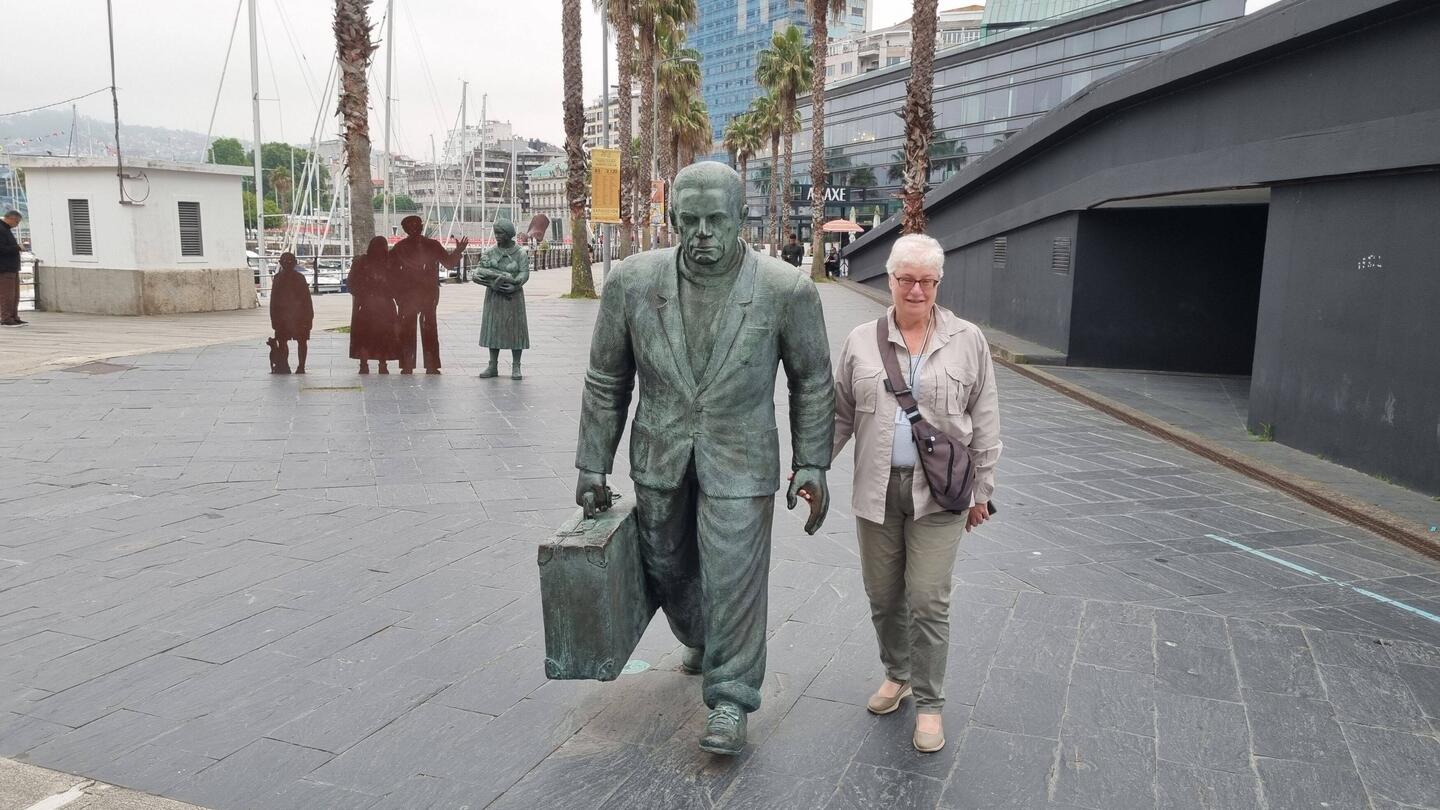 Angela chatting up some guy in Vigo.