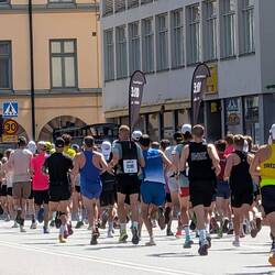 The marathon runners. These were on time to run in about three hours, according to the pacemen