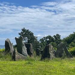 Und hier der Start im Umland mit der französischen Version von Stonehenge