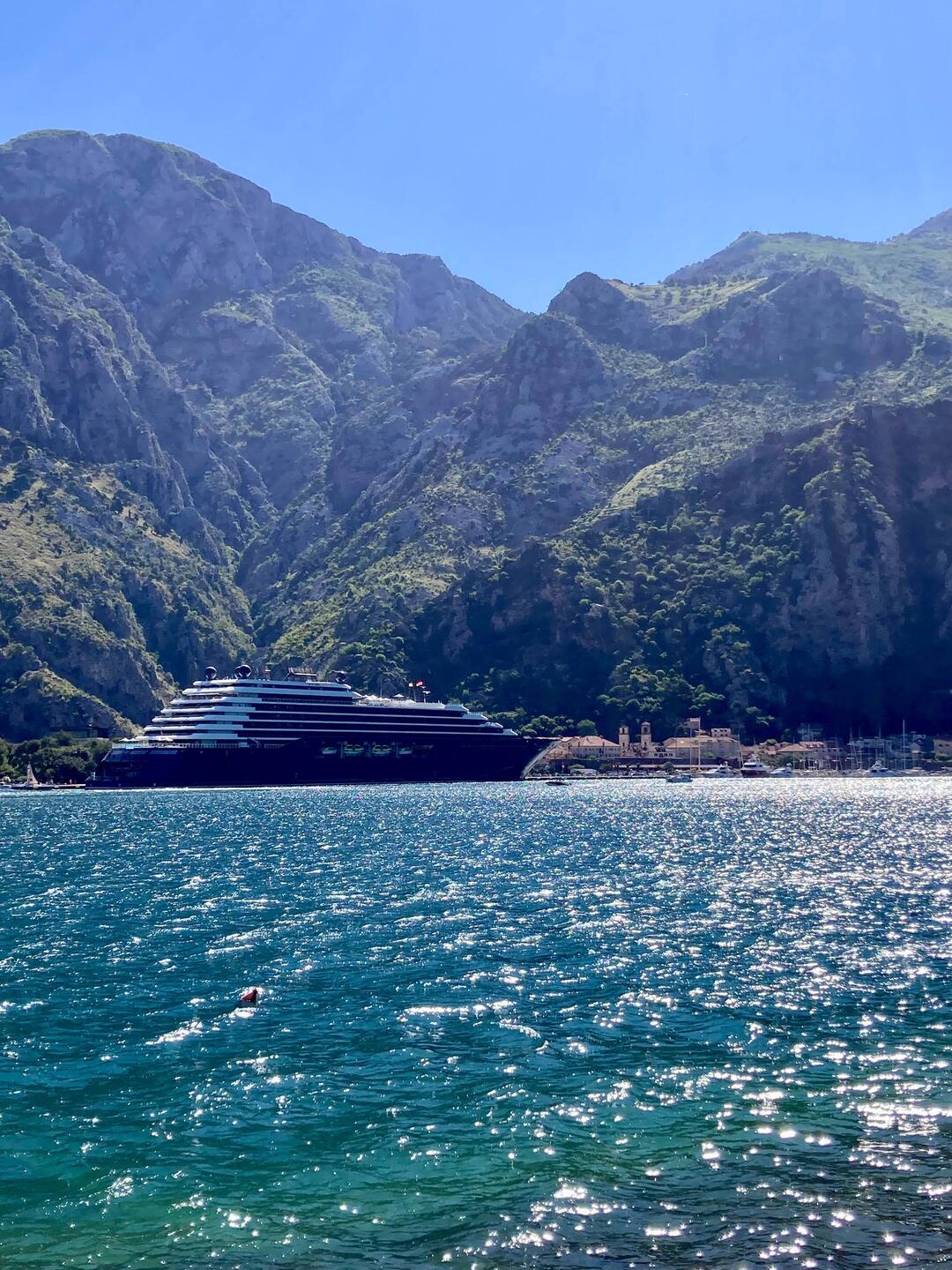 Heute Morgen liegt ein neues Kreuzfahrtschiff vor der Altstadt von Kotor