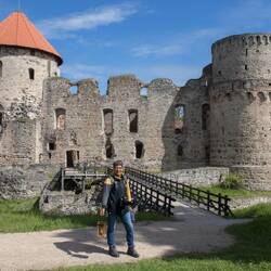 Über diese Brücke geht es in die Burg - mit Laterne und Kerze.