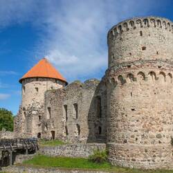 Südturm und Westturm mit bis zu 4,6 m dicken Mauern