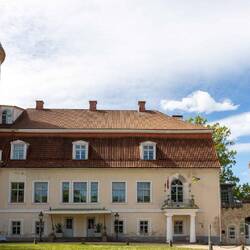 Schlösschen, rechts der Eingang zur Burganlage