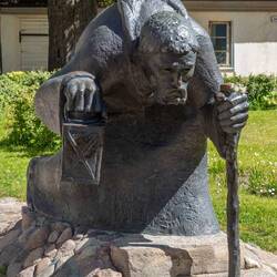 2005 geschaffene Skulptur "Durch die Jahrhunderte" von Matiass Jansons
