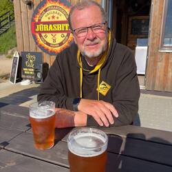 Hier gibt es leckere Burger und gutes Bier sowie Cocktails.